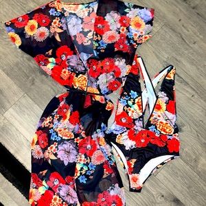 NWOT 2 Piece Flower Bathing Suit  🌺🌼